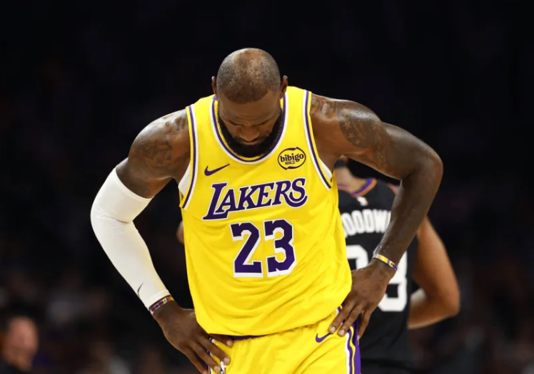 28圈官方网站-3连败！湖人惨败倒数第二，詹姆斯创NBA第1神迹，东契奇空砍42+8